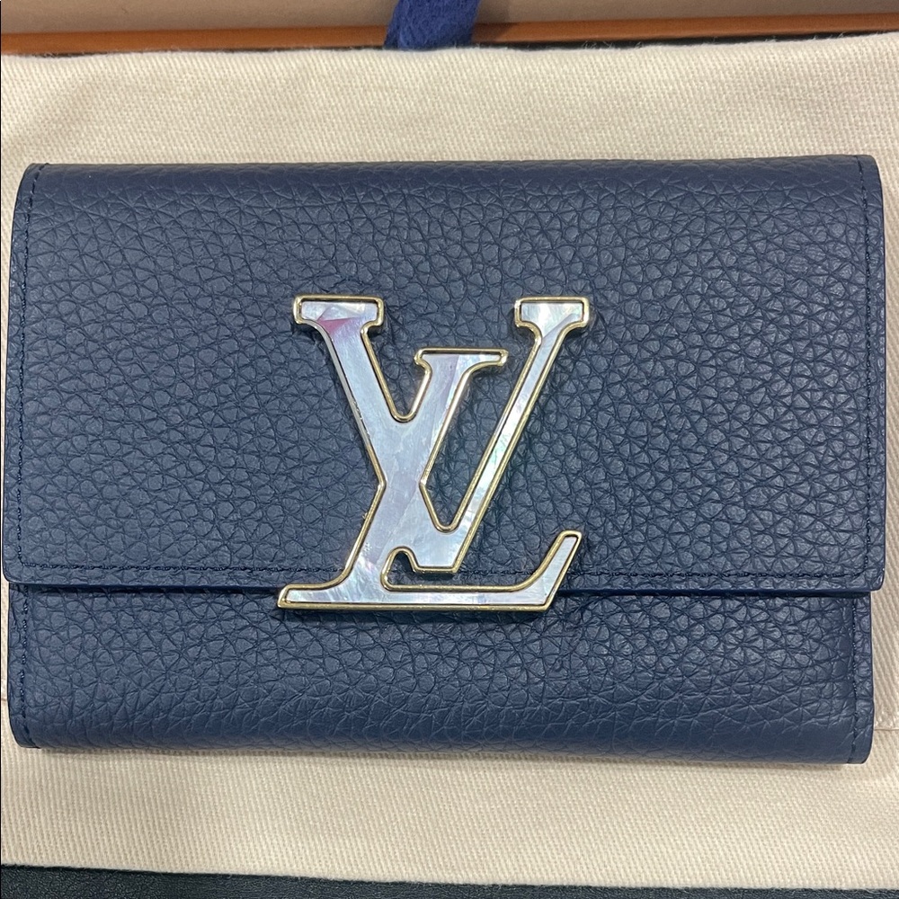 Louis Vuitton Capucines Compact
Maxi Wallet - Picture 2 of 15
